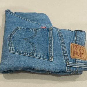 HIGH WASTED TAPER LEVI JEANS